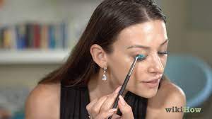 how do you apply glitter eye makeup