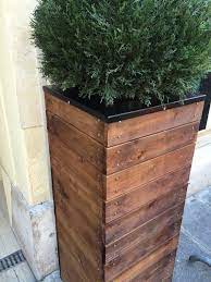 This simple diy cedar box tutorial will teach you how to make a beautiful tall planter box that adds instant curb appeal to your home! 10 Tall Planter Box Plans For Diy Vertical Trapezoid 100 Free