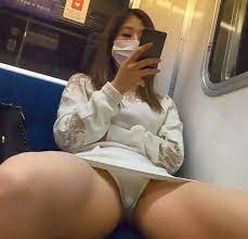 電車で堂々とパンツを見せる女のパンチラ露出プレイ画像 | パンツON！着衣尻