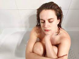 Actriz Alejandra Araya posa desnuda en una tina: “No somos solo un cuerpo  físico”