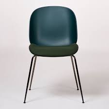 Un choix surprenant de chaises en plastiques design et confortables à prix malins. Chaise Beetle Coque Plastique Interieur Tapisse Vert Pietement Noir The Conran Shop