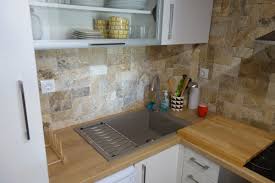 Оформлението на модерните къщи не винаги позволява просторна и функционална кухня. Kuhnya S Kamk Travertin Dekorativni Kamni Mm 93