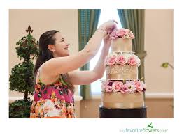 fresh flowers on the wedding cake