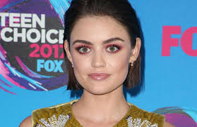 Lucy hale's topper inspires our perfect weekend outfit. Lucy Hale Uber Den Neustart Von Pretty Little Liars