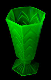 (photo via dave peterson at vaselineglass.org) a bit of history… Uranium Glass Wikiwand