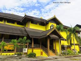 Bangunan lama yang memiliki ciri khas etnik, seperti rumah tradisional, tidak memiliki banyak eksistensinya. Rumah Adat Melayu Kalimantan Barat