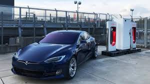 Electric cars, giant batteries and solar. Video Sebuah Genset Kecil Jadi Cadangan Pengisian Listrik Mobil Tesla