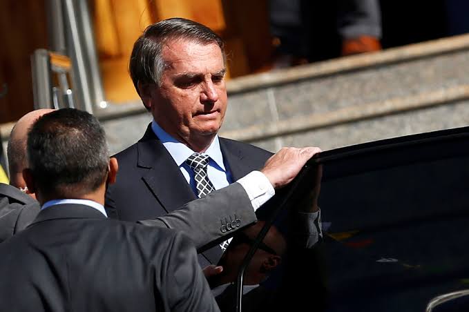 Unvaccinated Brazil President not allowed to dine indoors, eats pizza on the sidewalk in New York
