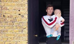 Tom daley is a doting father to son robbie, who he welcomed via surrogate in 2018 with his husband dustin lance black. Bqkz2m1se3khxm