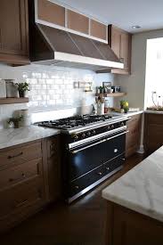 It also has a tiled backsplash with color that is coordinating with the wall paint. Maple Cabinets Design Ideas