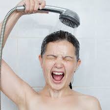 Banho quente faz mal para pele e cabelos? - Dermatologista BH