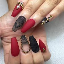 As a result of its optimum comparison, this shade suit quickly draws the audience's attention. Red And Black Nail Design Ideas For Fall Fashionre