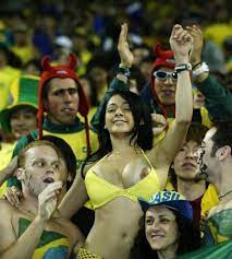 海外サッカーの美人サポーターが興奮しすぎて乳首ポロリしてる胸チラエロ画像 | 素人エロ画像やったる夫