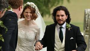 Denn schauspielerin rose leslie findet einfach keine zeit, sich um die gemeinsame. Kit Harington Rose Leslie Married Game Of Thrones Stars Wedding Hollywood Life