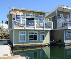 floating house in north vancouver