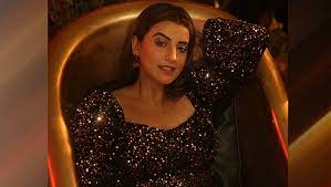 actress akshara singh as beauty partner