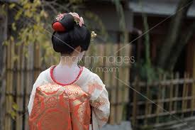 photo of maiko in white kimono with red