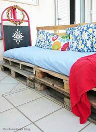 quickly make a super easy pallet couch