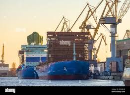 Shipbuilding plant hi-res stock photography and images - Alamy