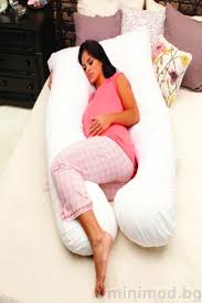 Спането на една страна с възглавницата за бременност между коленете и глезените помага да се освободи натиска върху ставите и дори да се намали подуването, като се подобри циркулацията. Vzglavnica Za Bremenni Byala Minimod