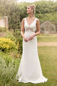 Brautkleider können kurz, lang, und viele verschiedene farben sein. Schlichte Brautkleider Schlichte Hochzeitskleider Elegant Puristisch Edel
