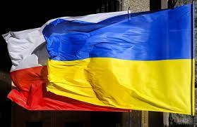 Wrocław dla Ukrainy: Flaga Ukrainy i hymn przed wrocławskim Ratuszem. Apel  o pokój i manifestacja