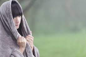 フリー写真] 毛布を頭に被る中国人女性のポートレイトでアハ体験 - GAHAG | 著作権フリー写真・イラスト素材集