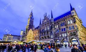 Munich, Allemagne - 18 Décembre: Personnes Et Stand De Vente Sur Le Marché De Noël Le 18 Décembre 2017 à Munich, Allemagne Banque D'Images Et Photos Libres De Droits. Image 92007216.