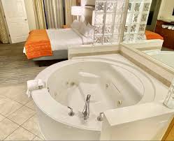 hotel hot tub suites private in room