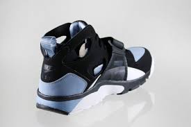 Nike's devotion to pushing boundaries of practical innovation spilled over into the casual footwear realm with the adapt huarache. Nike Air Trainer Huarache Black Cool Blue Sneaker Freaker