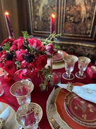 red and gold themed christmas table