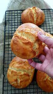 J'avais réalisé cette recette de pain maison sans machine il y a bien longtemps et c'est toujours restée notre favorite à la maison. Rustic White Bread Rolls Pain Maison Brinda Bungaroo