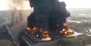 Salah satu kilang minyak perusahaan indonesia di indramayu terbakar. 8d05izoewqcifm