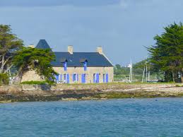 les volets bleus d une maison bretonne