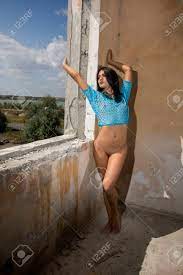 ウィンドウでポーズ フィッシュ ネット トップを着て裸の女性の写真素材・画像素材 Image 86860727