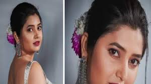 marathi actress prajakta mali looks