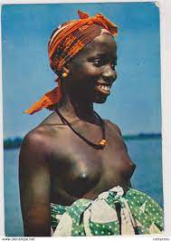 Senegal - sénégal,femme africaine heureuse de vivre,gracieux sourire ,et  sein nus,tenue décontractée,africa,nu,nue,sex,nude