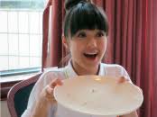 HK idol Kandy Wong presenting an empty disk after dinning out food ... - fwr_p02_p01a