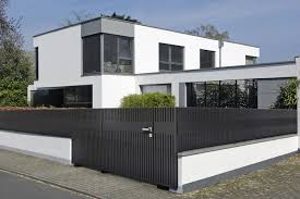 Selain memperhatikan desain dan gaya, pastikan juga tingkat keamanan yang bisa anda dapatkan dari pemasangan pagar besi tempa untuk area eksterior rumah anda. 3 Pola Utama Model Pagar Besi Minimalis