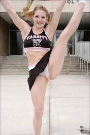 Cheerleader teen girl spreading nackt