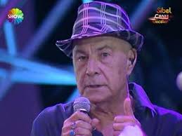 Mazhar Alanson d. 13 Şubat 1950, Ankara Müzisyen Sinema oyuncusu. Mazhar Fuat Özkan gurubunun vokalisti - Mazhar_Alanson_1_131359