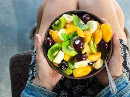 Jakie owoce można jeść karmiąc piersią – pestkowe, surowe, cytrusy?