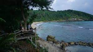 Pantai ini berada dalam kawasan pemukiman lampuuk, gampong meunasah bale, kecamatan lhok nga, kabupaten aceh besar. Pesona Pantai Momong Yang Tersembunyi Di Balik Bukit