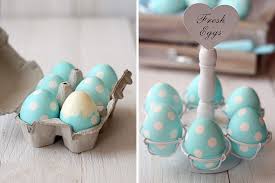 След като имате оцет и топла вода в контейнерите за вашите яйца за великден, добавете няколко капки оцветяване на храни към всеки контейнер. Dekorativni I Ocvetyavane Velikdenski Yajca Smeshno Soglass Info