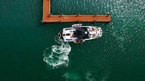 dock a single engine inboard boat