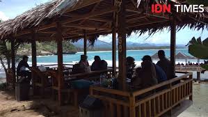 Tempat ini menyuguhkan pesona lampuuk dari. Pantai Momong Kepingan Surga Yang Tersembunyi Di Aceh