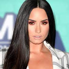 demi lovato takes off her makeup in new