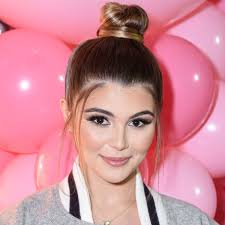 Olivia jade is the daughter of full house actress lori loughlin and fashion designer mossimo giannulli. Lori Loughlin S Daughter Olivia Jade Knew About College Scam