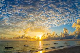 Salida del sol sobre el océano índico en la isla de zanzíbar | Foto Premium