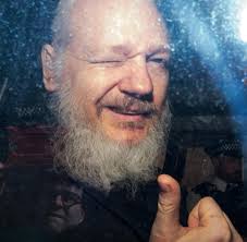 Pink floyds roger waters im interview mit rt: Julian Assange So Lebte Er Vor Seiner Verhaftung In Ecuadors Botschaft Welt